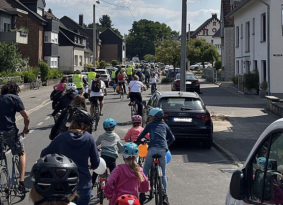 300 Teilnehmer auf der Straße