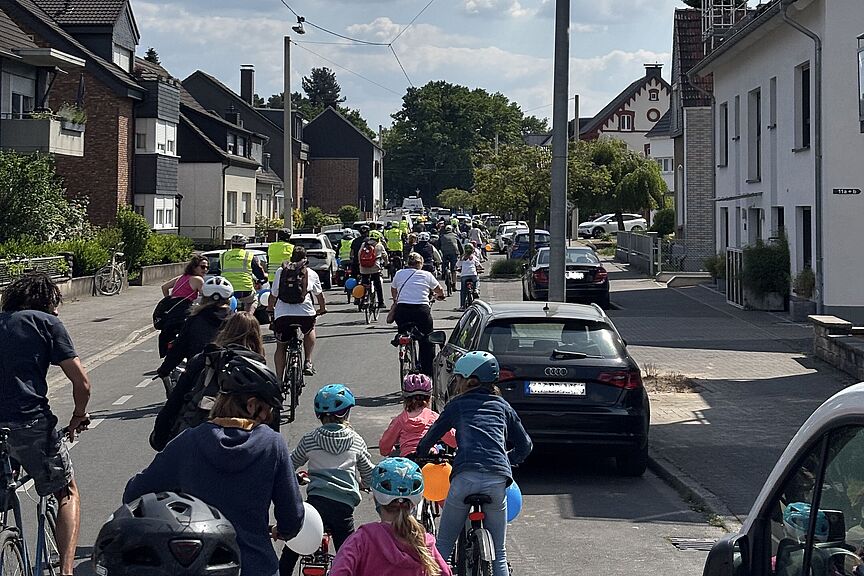 Familienradeln 2025 300 Teilnehmer auf der Straße
