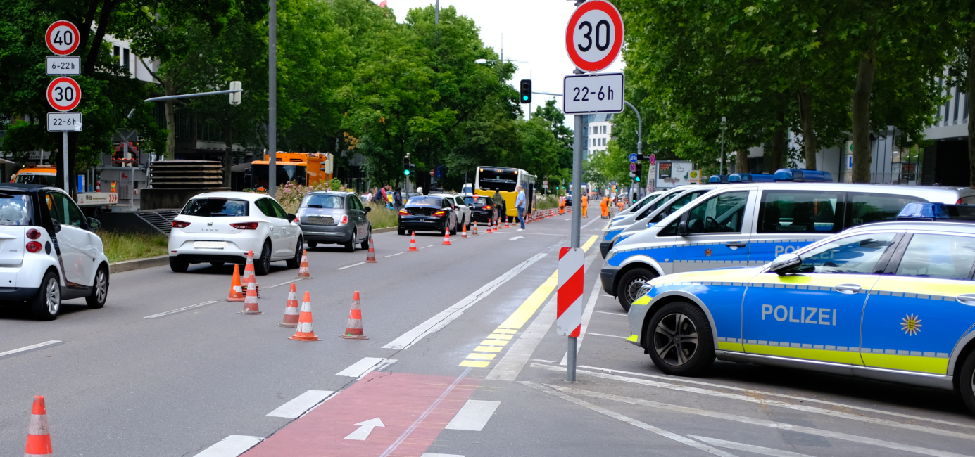 LV-Tempo30_B27_Stuttgart_ADFC-BW.png Ein schmaler Radfahrstreifen an einer viel befahrenen Straße. Die Verkehrssituation scheint wenig übersichtlich zu sein.