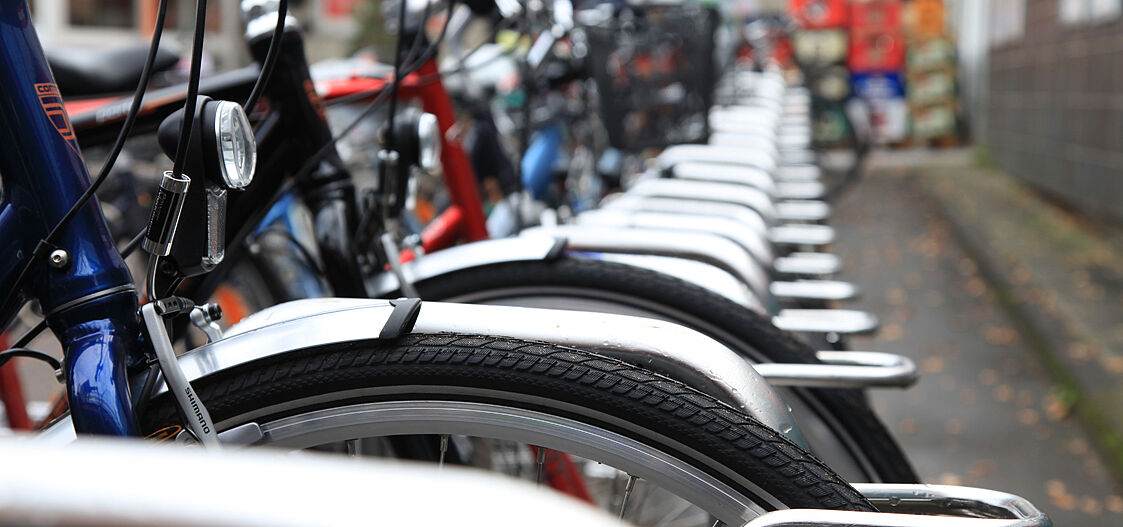 Lieferanten Abstellanlagen Eine Fahrradabstellanlage mit mehreren geparkten Fahrrädern.